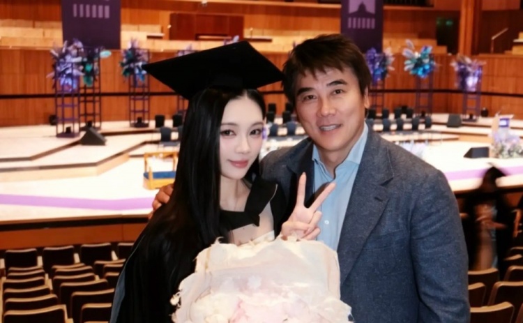 李明女兒曬合影回應五年禁足：白玉落塵，時間給出答案